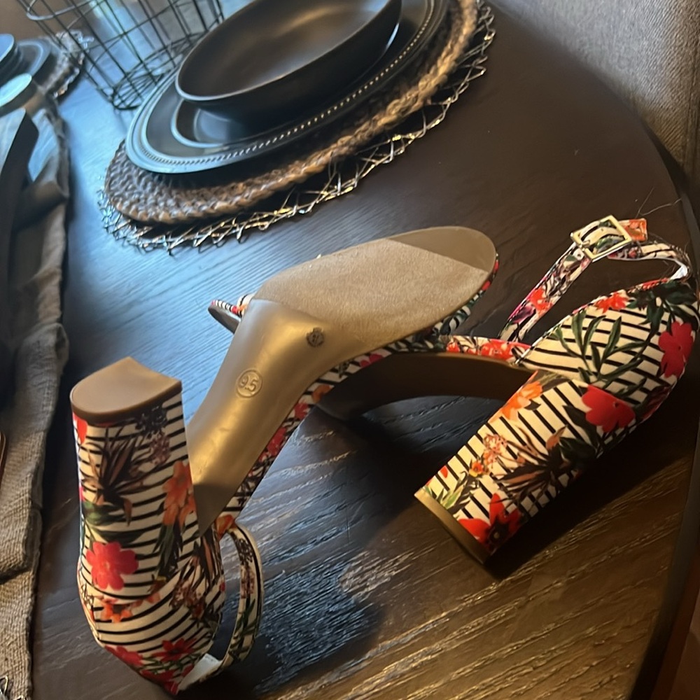 WOR BECKWITH FLORAL HEELS! - Picture 5 of 5